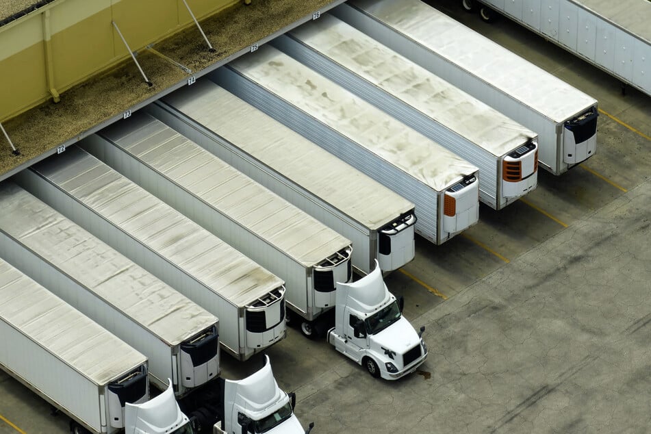 Der Spediteur aus Remscheid wollte Waren über das vermeintliche Transportunternehmen an seine Kunden versenden. (Symbolbild)