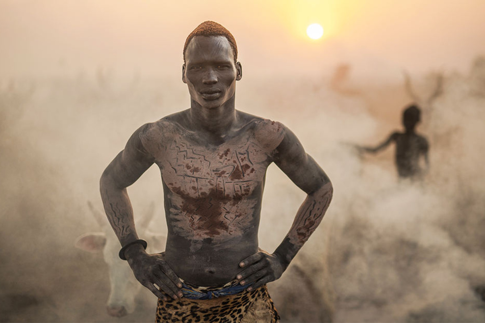 Ein Mundari aus dem Südsudan präsentiert stolz seinen bemalten Körper.