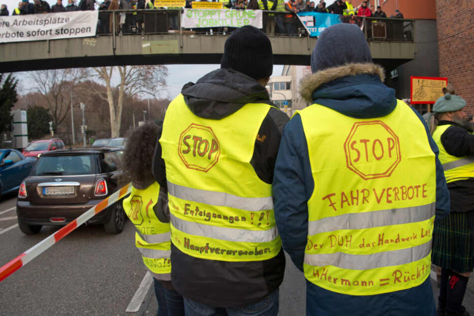 Am Anfang kamen noch deutlich weniger Menschen zur Demo.