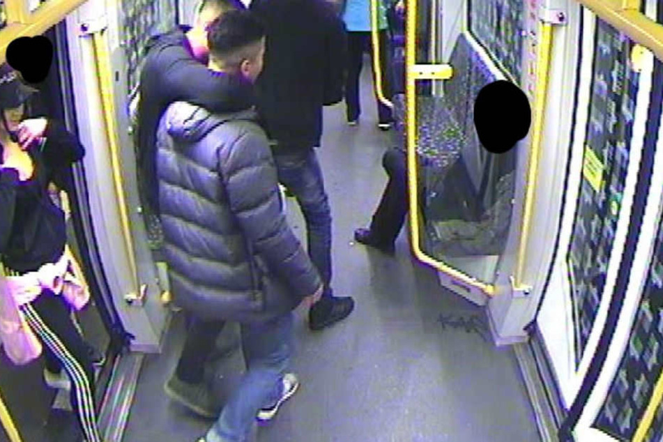 Drei Tatverdächtige in der Bahn.