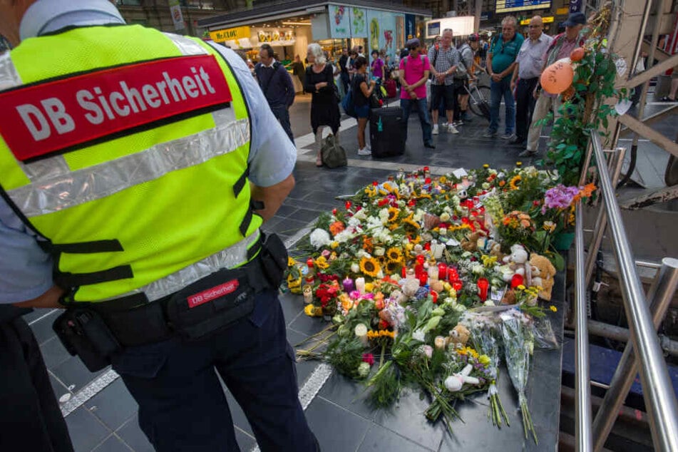 Trauernde legten Blumen im Gedenken an den Verstorbenen Achtjährigen am Frankfurter Hauptbahnhof nieder.