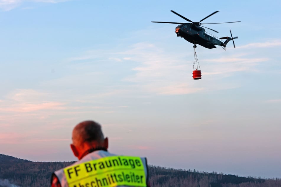 Die Einsatzkräfte werden auch am Sonntag ihr Möglichstes tun, um das Feuer zu bekämpfen.