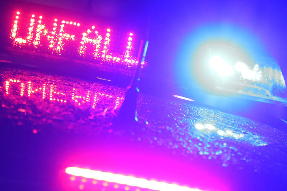 Die Polizei fahndet nach dem schweren Unfall nach dem Autofahrer. (Symbolbild)