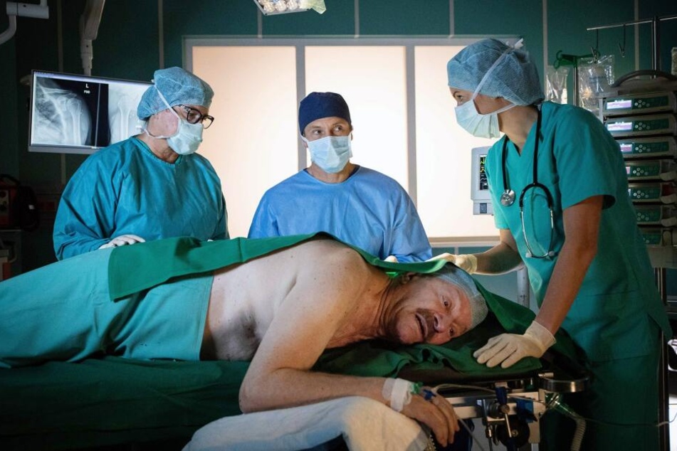 Berthold wird nach einer vor über 25 Jahren erlittenen Schusswunde erneut an der Schulter operiert. Im OP ist er unter lokaler Betäubung außer sich.