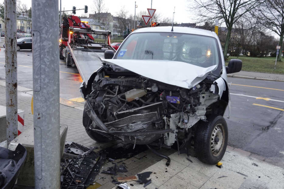 Der Renault war gegen einen Betonsockel gekracht.