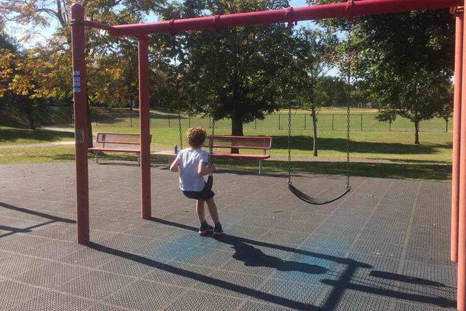 Die Kinder hatten auf dem Spielplatz mit Spielzeugpistolen aufeinander geschossen, als die beiden angetrunkenen Männer dazu kamen. (Symbolbild)