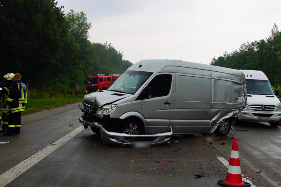 Auch drei Kleinlaster waren in den Unfall verwickelt.