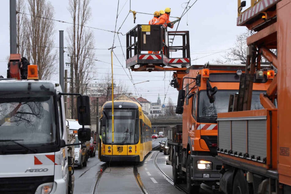 Auf Höhe der Papiermühlengasse beschädigte der Lkw die Leitung.