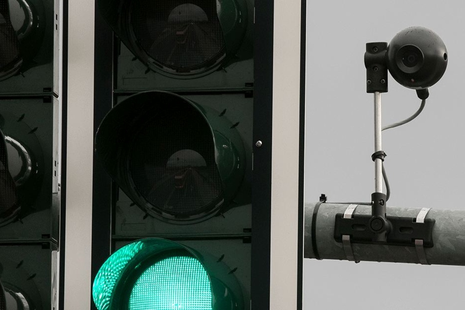 Sogenannte Graukameras sind häufig direkt neben Ampeln installiert.