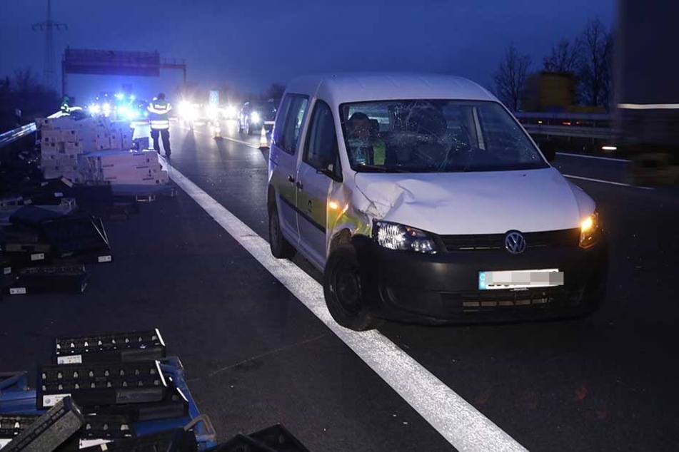 Der VW Candy wurde von herumfliegender Ladung beschädigt.