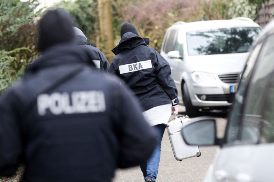 Beamte des BKA und Polizisten waren am Mittwochmorgen in Meldorf im Einsatz.