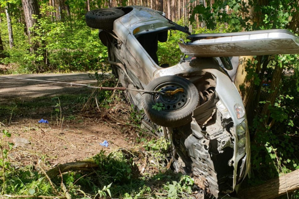 Auto kracht gegen Baum! Vier junge Männer schwer verletzt