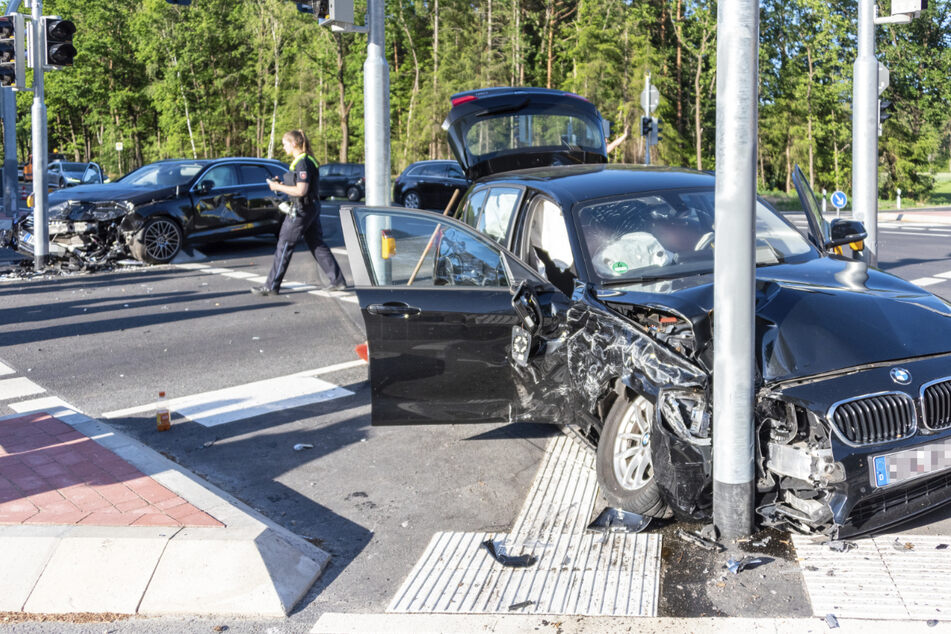 Autos krachen auf Kreuzung ineinander: Zwei Verletzte