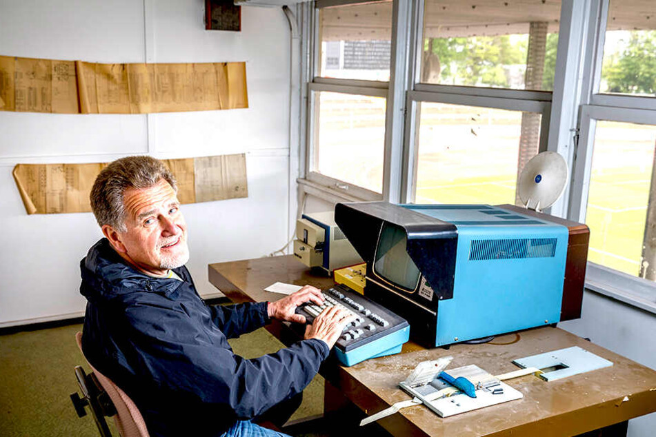 Er bringt das Technik-Wunderwerk von 1978 noch immer zum Laufen: Gunter Noack am Lochband-Computer für die Anzeigenwand