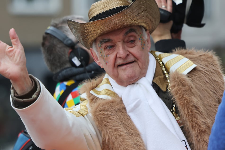 Auch NRW-Innenminister Herbert Reul (73, CDU) lässt sich eine Teilnahme am Rosenmontagszug nicht entgehen.