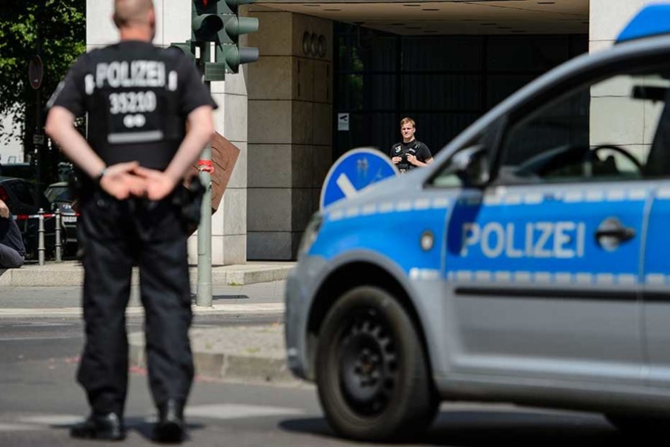 Polizisten wurden von der renitenten Frau immer wieder angegriffen (Symbolfoto).