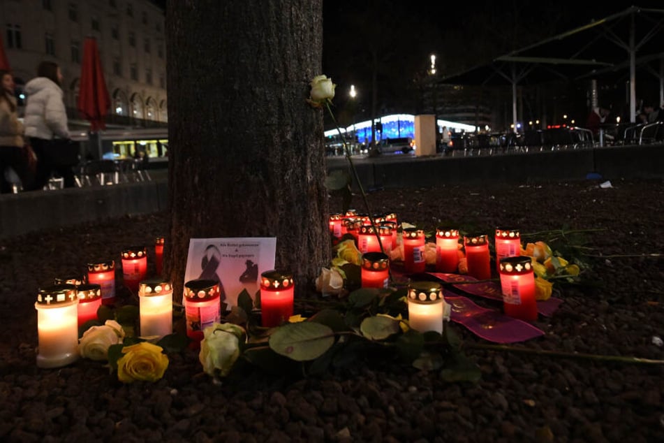 Nach der schrecklichen Gewalttat stellten Menschen zahlreiche Kerzen im Gedenken an den 49-Jährigen ab.