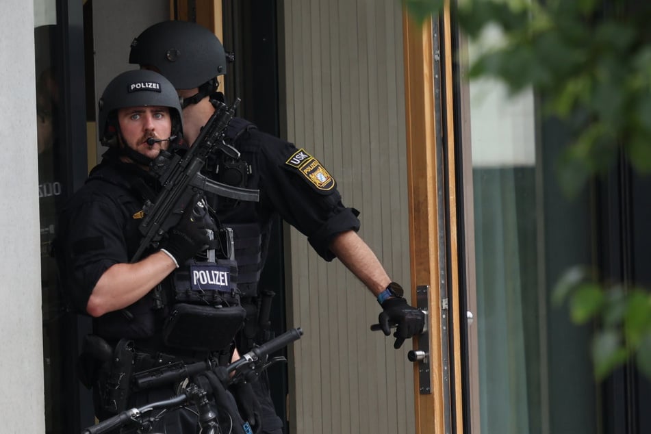Ein Großaufgebot an Spezialkräften und Polizei war im Einsatz. Wie der Schüler an die Schusswaffe kam und was ihn zu der Tat bewegt haben könnte, ist noch unklar.