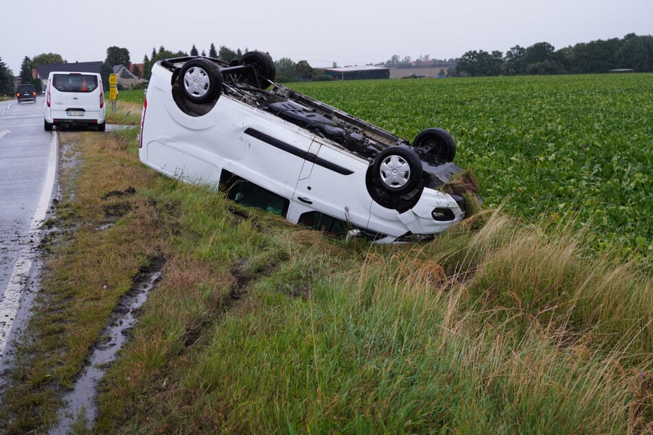 Der Transporter wurde bei dem Unfall beschädigt, der Fahrer trug Verletzungen davon.