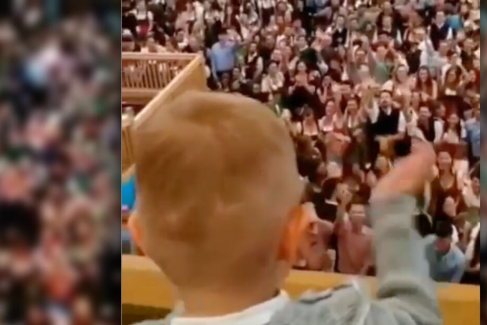 Unvergesslicher Moment: So begeistert ein kleiner Junge (3) das Oktoberfest-Publikum