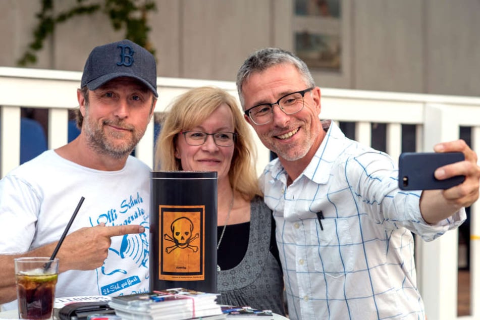Bjarne Mädel im Autogramm-Marathon: Auch Ute ( 47) und Thomas (53) Schönyan lassen sich ihre schicke "Tatortreiniger"-DVD-Filmbox signieren.