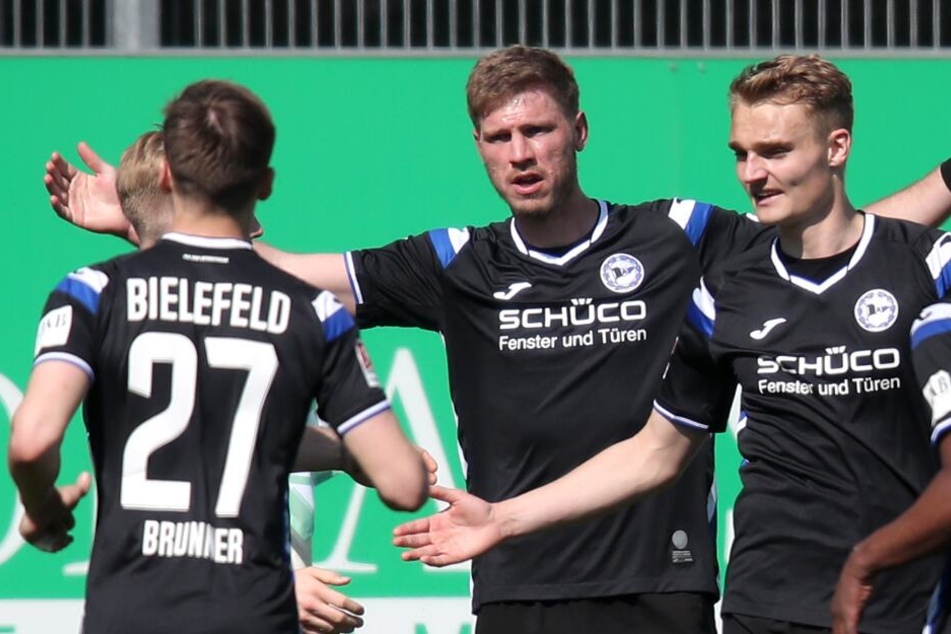 Fabian Klos (m.) feiert seinen Treffer zum 2:2-Ausgleich.