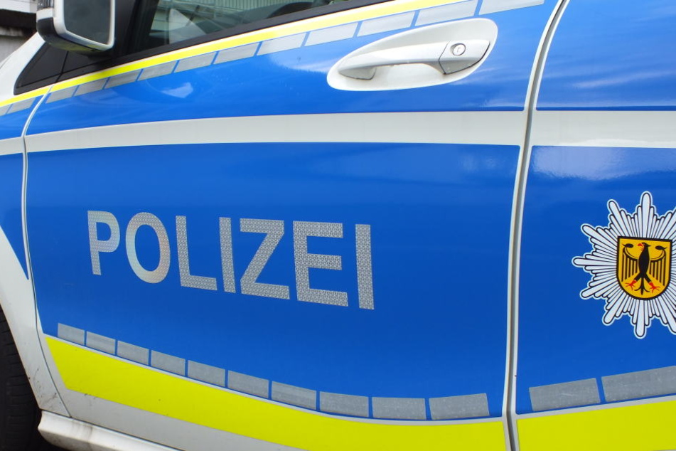 Die Beamten wehrten sich mit Pfefferspray und riefen Verstärkung. (Symbolbild)