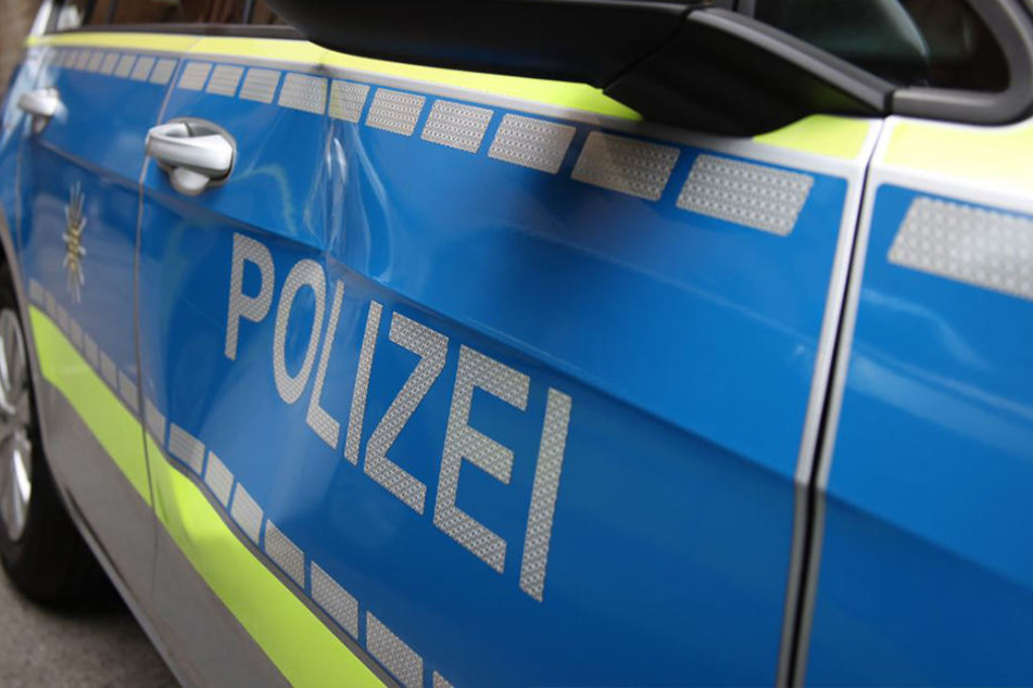 Die Streifenwagen wurden stark beschädigt.