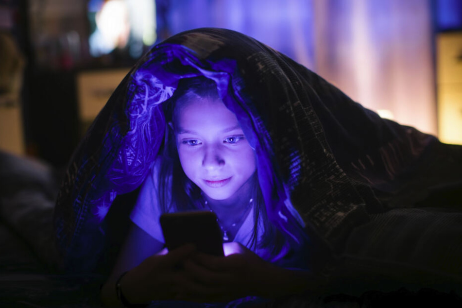 Smartphones strahlen blaues Licht aus und erschweren somit das Einschlafen. Am Abend empfiehlt es sich daher, den oft integrierten Blaulichtfilter zu aktivieren. Noch besser ist es, das Smartphone einfach beiseite zu legen.