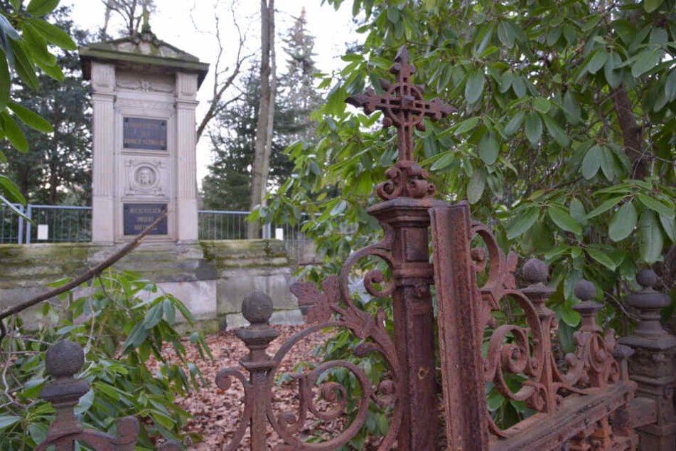 Auf dem Städtischen Friedhof Chemnitz stehen mehr als 80 Gräber unter Denkmalschutz. Rund 80 Prozent davon sind sanierungsbedürftig.
