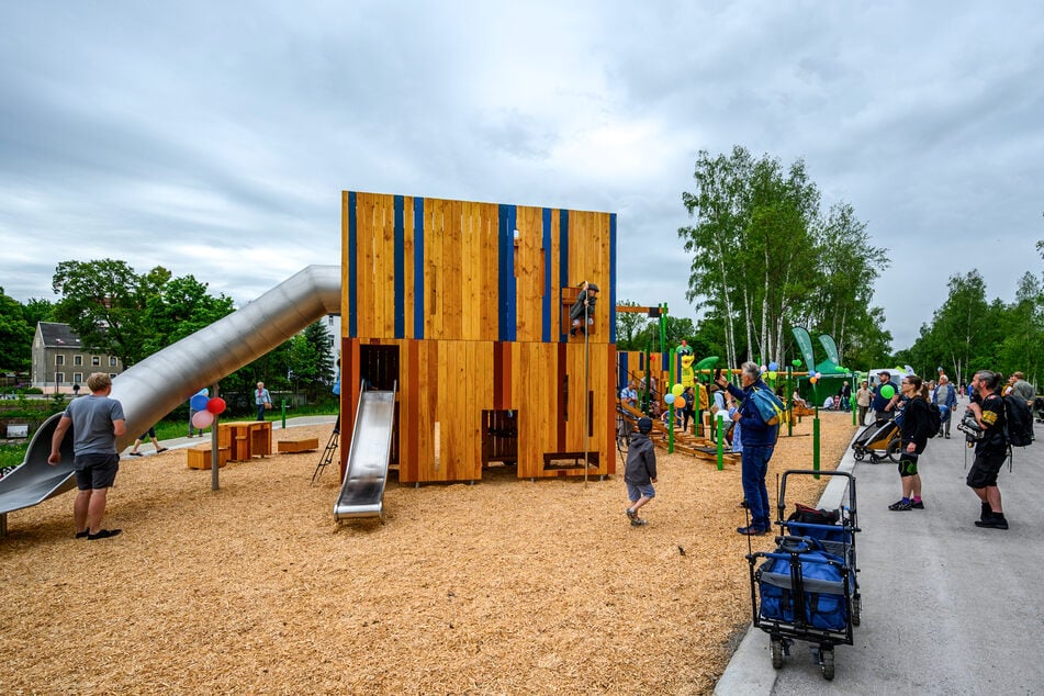 Vor einem Jahr wurde der Spielplatz neben dem Pleißenbach eröffnet.