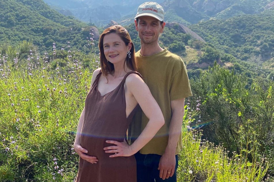 Die britische Schauspielerin Bonnie Wright (32) und ihr Mann Andrew Lococo erwarten ein Kind!