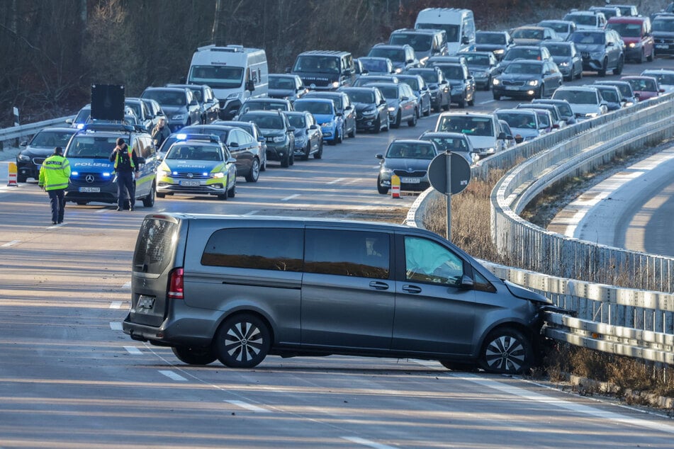 Ein Kleintransporter krachte in die Mittelleitplanke