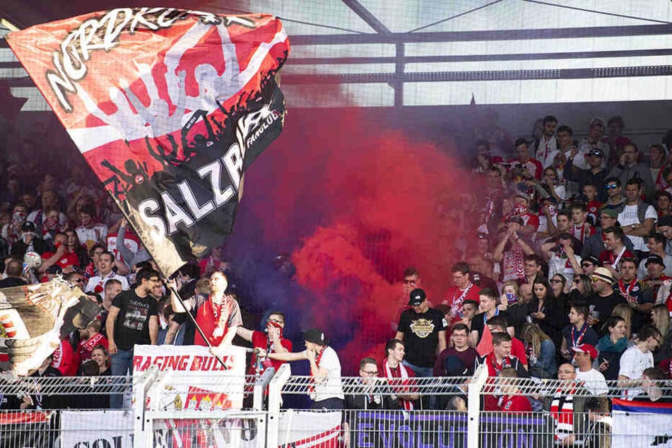 Ein Salzburg-Anhänger warf im Spitzenspiel von Red Bull beim LASK einen Böller auf das Spielfeld und verletzte dabei einen Balljungen. (Symbolbild)