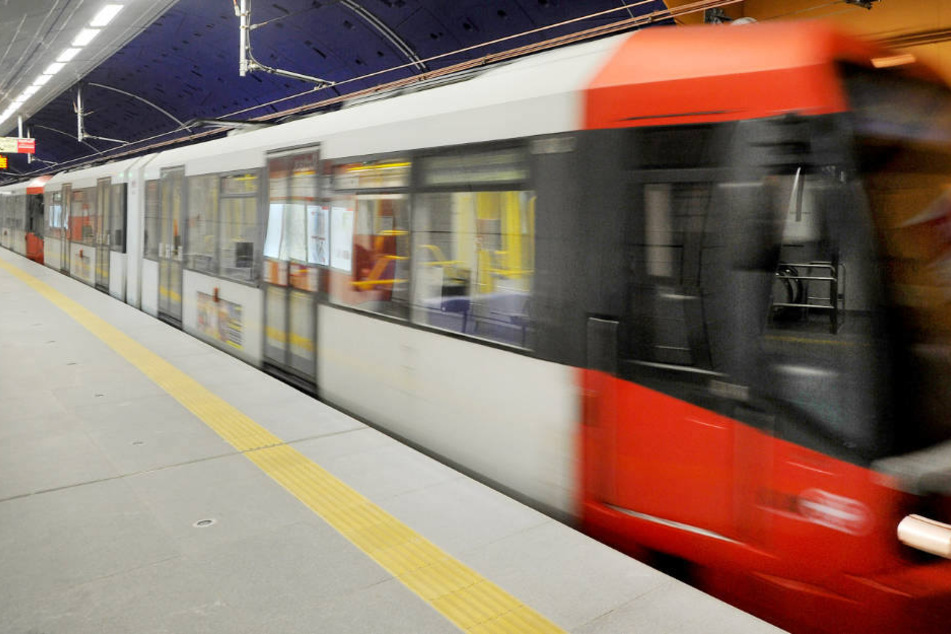 Das hätte schlimm enden können. Jetzt sucht die Polizei den U-Bahn-Schubser.