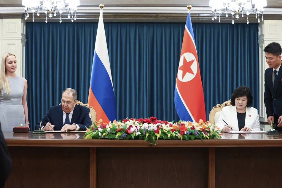 Der russische Außenminister Sergej Lawrow (75, l.) und die nordkoreanische Außenministerin Choe Son Hui (60) bei einer Unterzeichnungszeremonie im Anschluss an ihre Gespräche in Wonsan.
