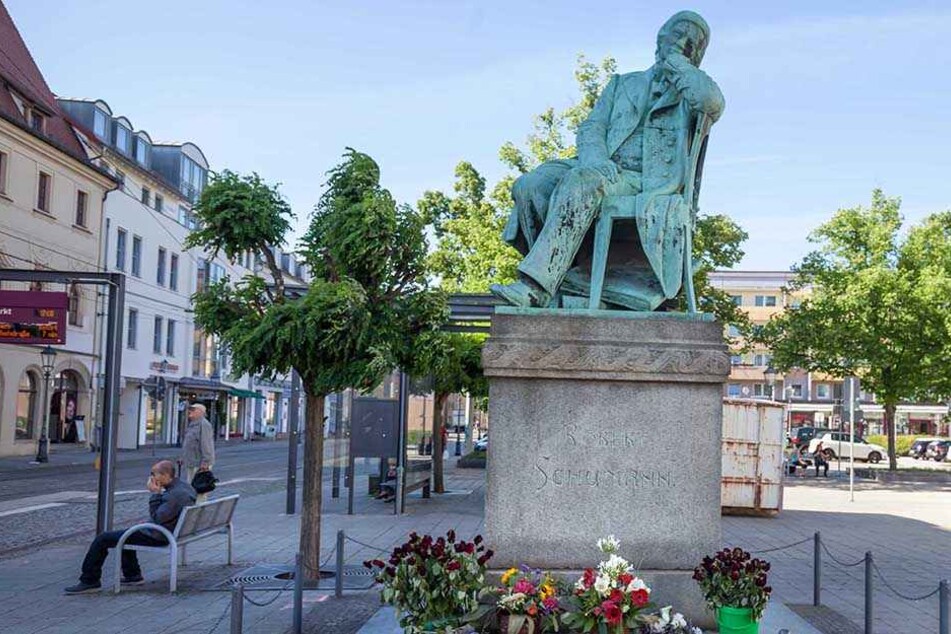 Noch vor Weihnachten soll das neue Klo direkt am Robert-Schumann-Denkmal stehen.