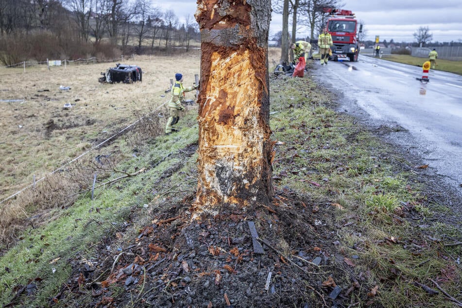 Ein VW Tiguan kollidierte auf der Lohmener Straße in Pillnitz mit einem Baum, blieb anschließend auf einer Wiese liegen.