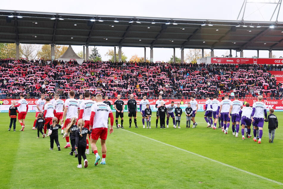 Das Derby zwischen FSV Zwickau und FC Erzgebirge Aue beginnt.