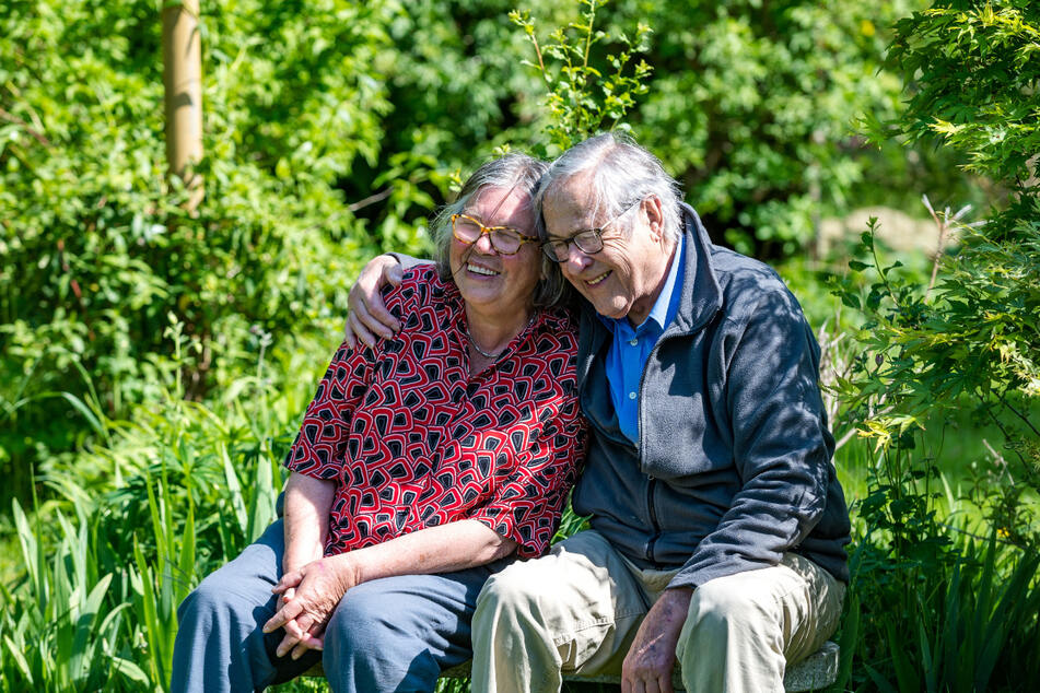 Mit seiner Lebenspartnerin Ilse Stöbe (82) lebt der Senior in einem Haus in Omsewitz mit schönem Garten.