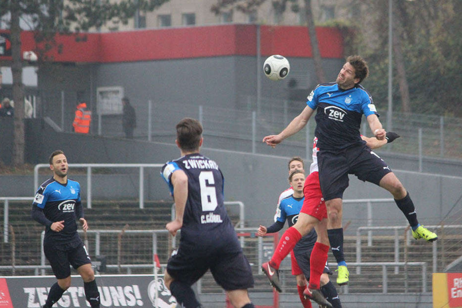 Der Turm in der Schlacht: FSV-Stürmer Ronny König (r.) steigt mal wieder am höchsten.