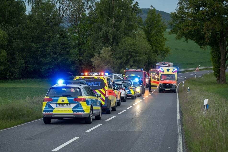 Feuerwehr, Polizei und Rettungsdienst eilten zur Unfallstelle.