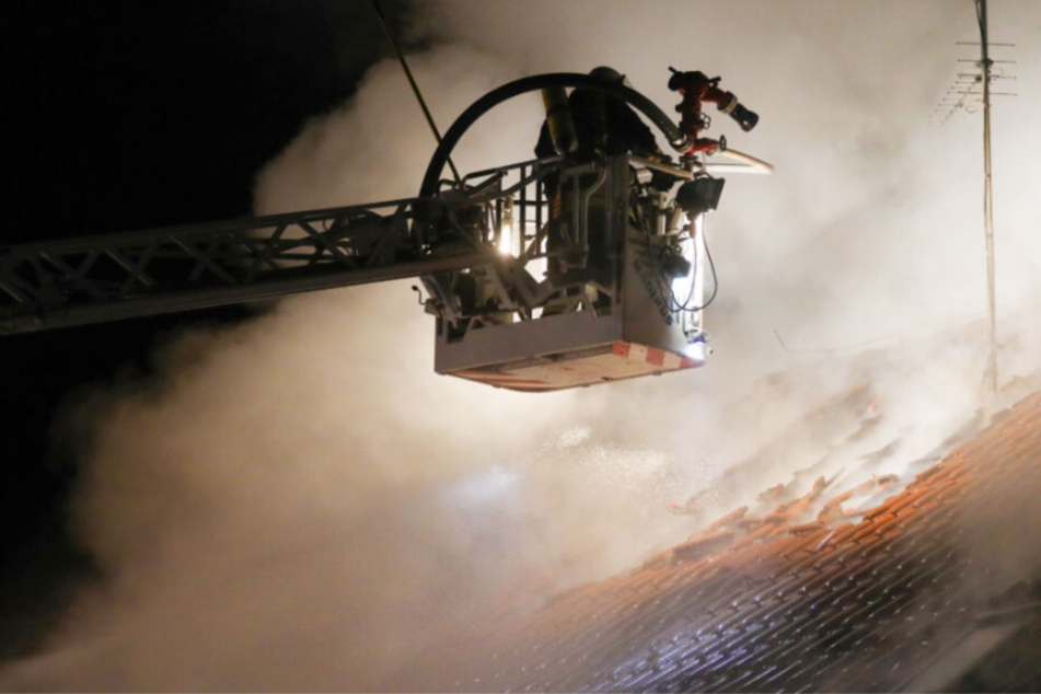 Hochdorf: Die Feuerwehr löscht einen brennenden Dachstuhl.