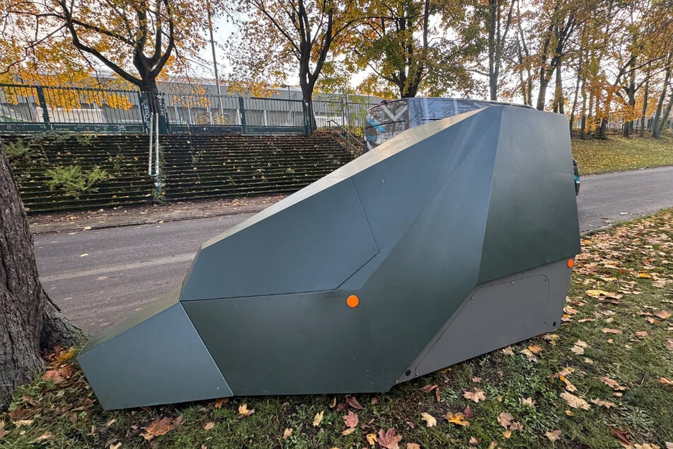 Der Superblitzer steht in einer 30er-Zone und nimmt Raser ins Visier.
