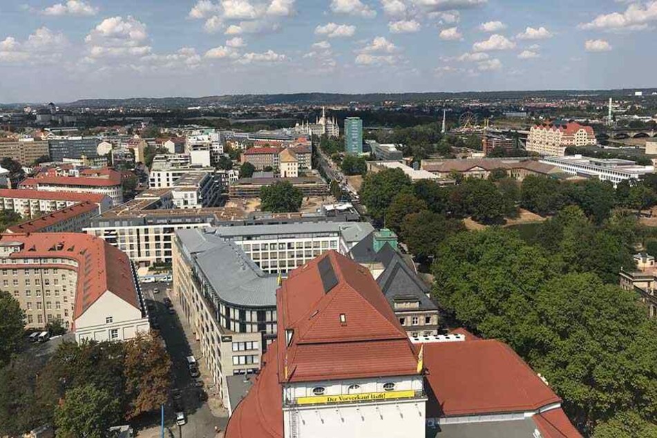 Im Vordergrund das Schauspielhaus, rechts hinten der Erlweinspeicher.