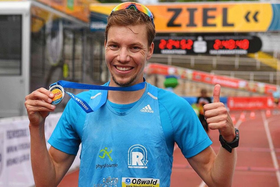 Stolz zeigt Marcel Bräutigam seine Medaille.