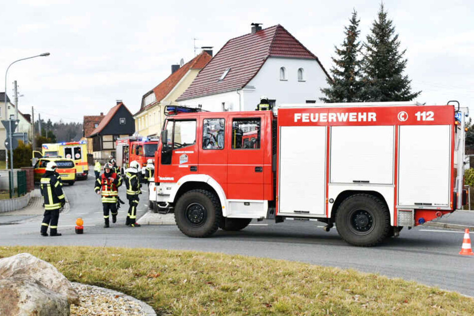 Die Feuerwehr sperrte die Bertsdorfer Straße vollständig ab.