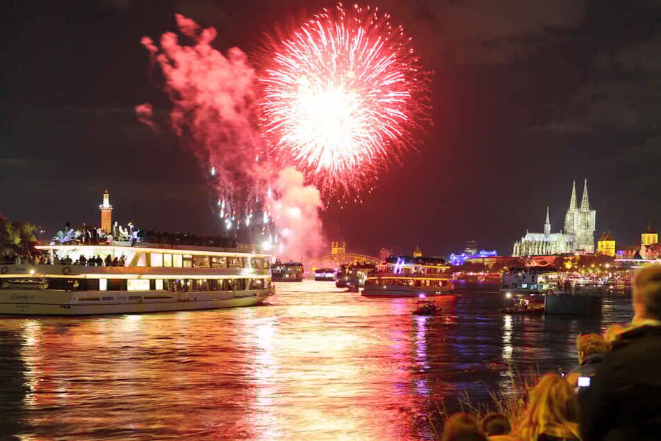 Das Musik-Feuerwerk Kölner Licht lockt jedes Jahr Hunderttausende Besucher an den Rhein (Archivbild).