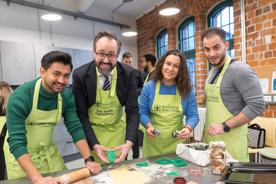 Lecker! Wissenschaftsminister Sebastian Gemkow (47, CDU, 2.v.l.) buk in der Vorweihnachtszeit mit ausländischen Studenten Plätzchen.