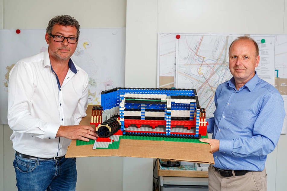 Mit diesem Modell erläuterten Andreas Reck (48) und Ralf Strothteicher (55) vor einem Jahr das Projekt. Nachdem das Modell mehrfach runterfiel, gibt es jetzt nur noch das Original.